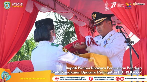 Bupati Pimpinan Upacara Penurunan Bendera Pada Rangkaian Upacara